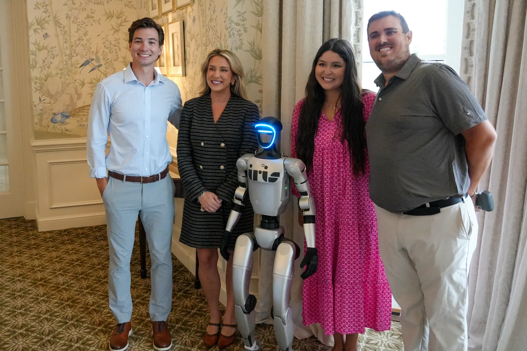 D.O.N.N.A. 2.0 with fellow humans